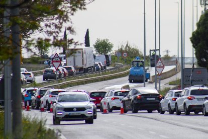 Obres i restriccions de trànsit per reasfaltar una rotonda de l'N-II