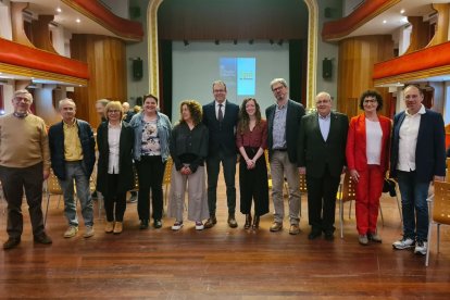 La guanyadora, a l’esquerra de l’alcalde, ahir amb el jurat, autoritats i la guanyadora de l’accèssit.