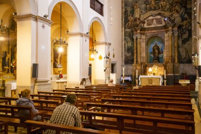 Fidels acudeixen cada dia per torns a l’església de Sant Pere de Lleida per adorar el Senyor.