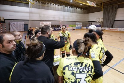 Lluís Rodero dona instruccions a les seues jugadores durant el partit de Lliga a Gijón.