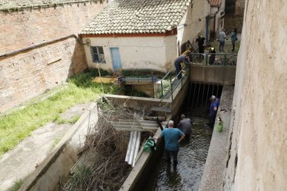 Els regants van tallar l’aigua a la captació, amb la presència d’agents de la Urbana.