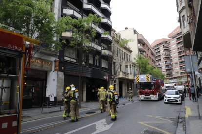 Bombers treballant ahir en el foc a Anselm Clavé.