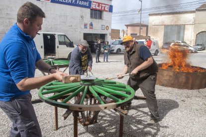 Demostració de l’antic ofici de reparar les rodes dels carros.