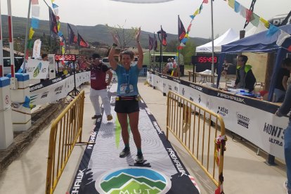 La guanyadora de la marató femenina, la mallorquina Àngels Llobera, celebra la victòria.