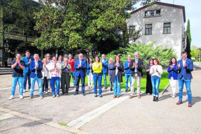 Els integrants de la llista i altres membres del partit, ahir durant la presentació.