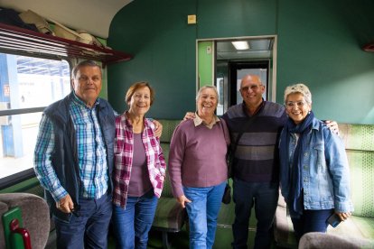 Un grup d’amics de Sant Pere de Ribes que no es van voler perdre el primer trajecte de la campanya.