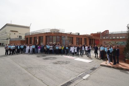 Minut de silenci el 20 de març passat a les portes de la presó de Lleida en record de la cuinera assassinada a Mas d’Enric.