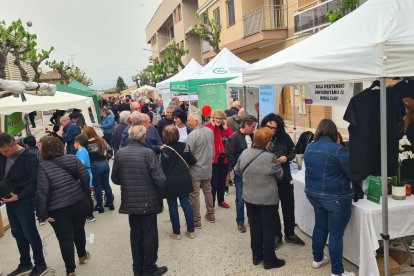 El mercat de productes de proximitat, ple de públic.