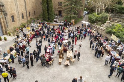 La localitat del Solsonès va acollir un mercat amb productes relacionats amb la mel.