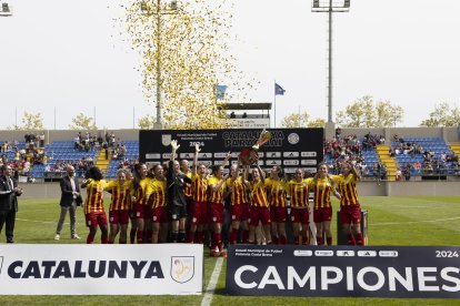 Les jugadores de la selecció aixequen el trofeu de guanyadores del partit contra Paraguai.