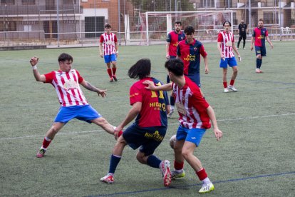 Martí intenta anar-se’n de la pressió de dos defensors locals.