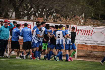 Els jugadors de l’Artesa de Lleida formen una pinya per celebrar el gol de la victòria.