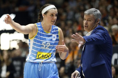 Fabián Téllez, donant instruccions a Sierra Campisano durant un partit d’aquesta temporada.