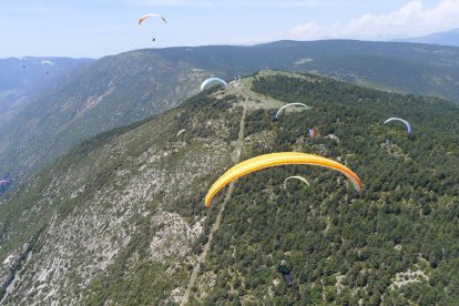 L’avió vola per sobre de la muntanya del Cogulló, a la imatge.