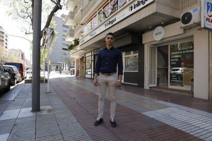 Un dels propietaris de la gelateria, ahir davant del local.