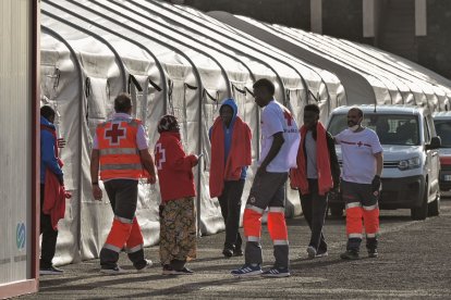 Immigrants socorreguts a l’arribar a les Canàries el mes passat.