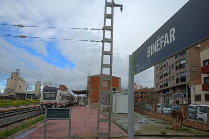 Un tren s’està vuit hores aturat a Binèfar cada dia.