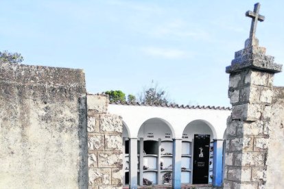 Els lladres van arrancar la porta del cementiri de Gàver.