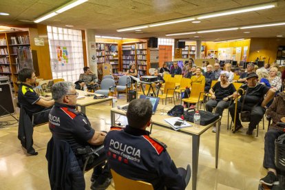 La reunió va tenir lloc al centre cívic del barri.