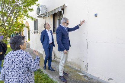 Fèlix Larrosa i José Crespín inspeccionant esquerdes d’un dels habitatges afectats.