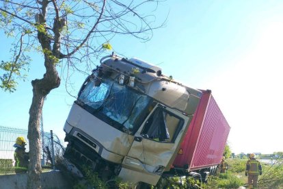 Ferit un camioner en un aparatós accident a l'A-2 a Fondarella