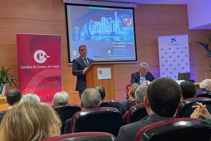 Josep Maria Gonzàlez imparteix la conferència a la sala d’actes de la Cambra, amb l’aforament complet.