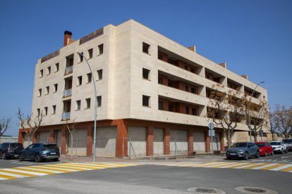 Un dels blocs d’habitatges pràcticament acabats i amb la llicència expirada a Alcarràs.