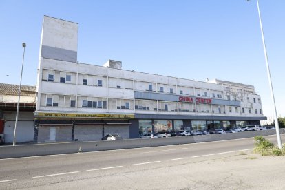 L’antic hotel Ilerda té tapiat els accessos i la primera i la segona plantes estan apuntalades.