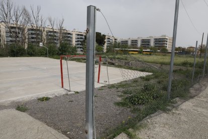 La pista té trencades les tanques, la cistella i la porteria que queda.