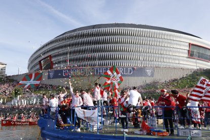 La plantilla de l’Athletic, al seu pas a bord de la gavarra per l’estadi de San Mamés.