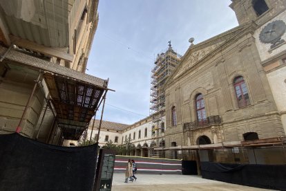 La nova estructura al centre amb els patis envoltats de tanques protectores.