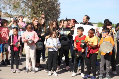 Algunes de les famílies que van participar en la cassolada contra la torre de comunicacions a Aitona.