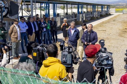 Feijóo va visitar ahir una granja de vaques a la Fuliola.