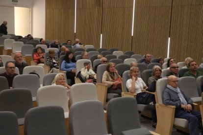 Jornada a l’Arnau ■ L’Associació Parkinson Terres de Lleida va commemorar ahir el Dia Mundial d’aquesta patologia amb una jornada a l’Hospital Arnau de Vilanova que va abordar els avenços en el tractament (com l’estimulació dopaminèrg ...