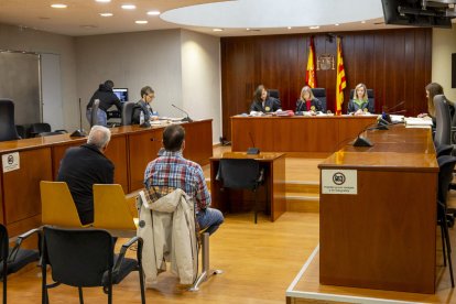 Els dos acusats, ahir al banc de l’Audiència.