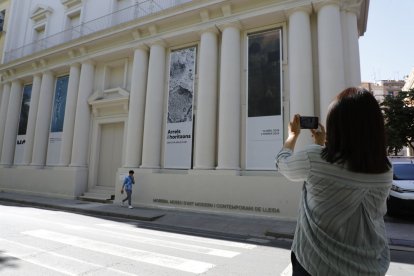 El Morera acaba d’estrenar les noves lletres a la façana i ja és un pol d’atracció a la rambla.