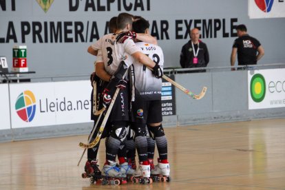 Jugadors de l’Alpicat celebren un gol en un partit recent.