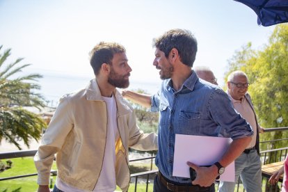 El ministre Ernest Urtasun (dreta), ahir amb un membre de la llista de Comuns Sumar a Tarragona.