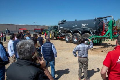 Demostració de maquinària agrícola dels Tallers Gili de Montgai