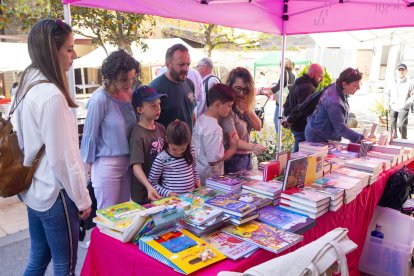 Una parada amb novetats, ahir en la primera edició de la Fira del Llibre de Ponent d’Alguaire.