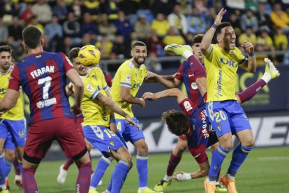 Joao Félix, en el moment d’empalmar la pilota de xilena per aconseguir el gol amb què el Barça derrotaria el Cadis.