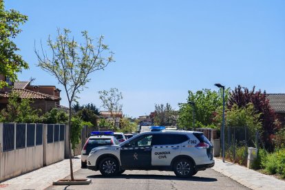 Guàrdia Civil a l’entrada de la urbanització Medina Azahara.