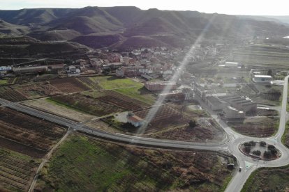 Vista aèria de Mequinensa, en la qual es pot veure a la dreta la carretera a la localitat.