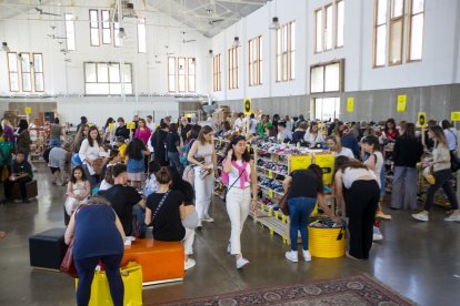 Centenars de clients van buscar sabates en oferta ahir al Mercat del Pla.