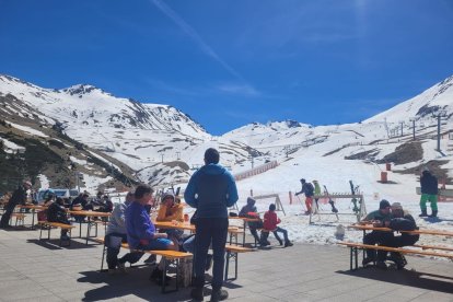 Alguns dels esquiadors que ahir van visitar l’estació de Boí Taüll.