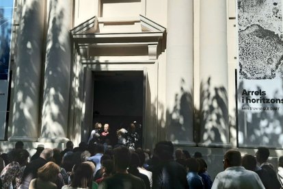 Allau de visitants, ahir al migdia, poc després de l’obertura de portes del nou Morera a la rambla Ferran de Lleida.