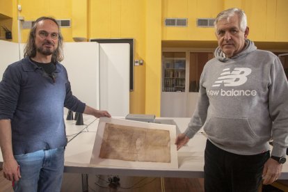 Entrega del document per part de l’alcalde, Josep Maria Mor, al director de l’arxiu, Carles Quevedo.