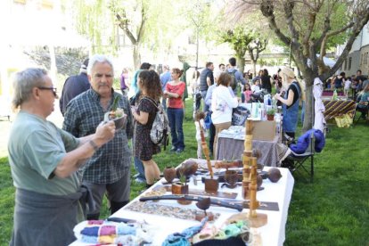 Algunes de les parades d’artesans que ahir van participar en la Fira de Sort.