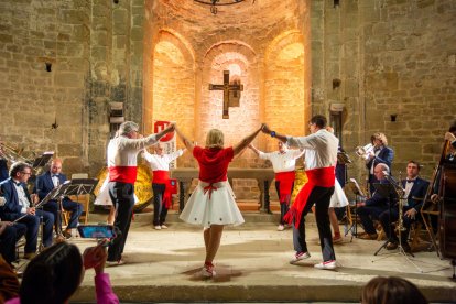 Ponts commemora el mil·lenari de Sant Pere a ritme de sardanes