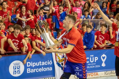 Aleix Marimon, de Bell-lloc, ofereix la copa a l’afició de l’Igualada.